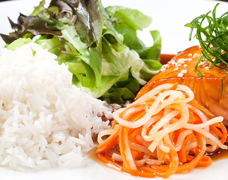 Losos teriyaki, mrkev, ředkev, salát, rýže