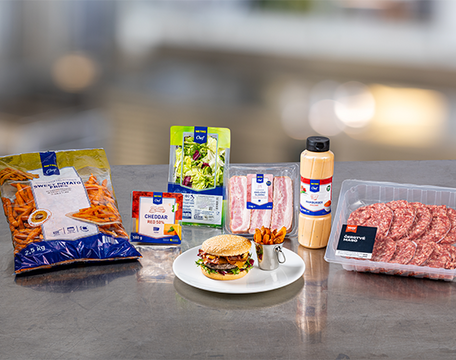 Hovězí hamburger s čedarem a batátovými hranolkami