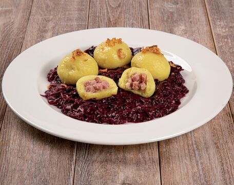 Červené zelí, knedlík, cibulka