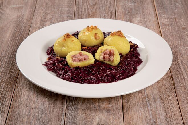 Červené zelí, knedlík, cibulka