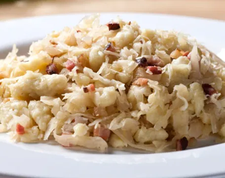 Bramborové halušky s uzeným masem a kysaným zelím