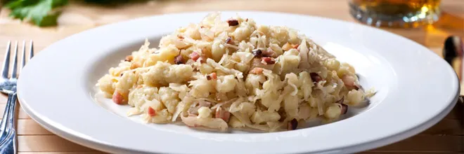 Bramborové halušky s uzeným masem a kysaným zelím