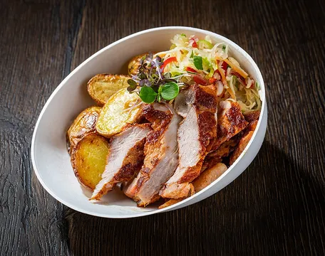 Grilovaná krkovice, zelný salát s křenem, chřest